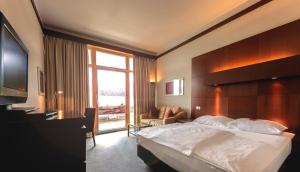 Postel nebo postele na pokoji v ubytování Das Sonnreich - Thermenhotel Loipersdorf