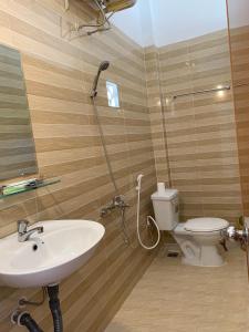La salle de bains est pourvue d'un lavabo et de toilettes. dans l'établissement Giao Giao House Homestay, à Đà Lạt