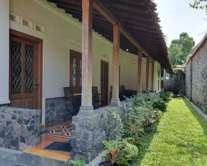 Aed väljaspool majutusasutust Omah Pitoe Yogya Homestay