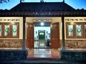 Majutusasutuse Omah Pitoe Yogya Homestay fassaad või sissepääs