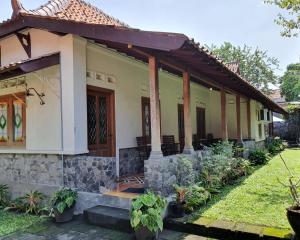 Aed väljaspool majutusasutust Omah Pitoe Yogya Homestay