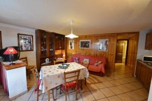 a living room with a table and a couch at L'Atelier du Temps - BODON APPARTEMENT in Cogne