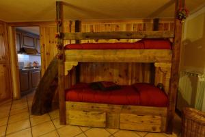 a bedroom with two bunk beds in a cabin at L'Atelier du Temps - BODON APPARTEMENT in Cogne