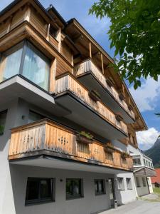 聖安東阿爾貝格的住宿－Haus Alt St. Anton，房屋的一侧设有木制阳台