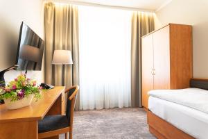 Letto o letti in una camera di Hotel Česká Koruna