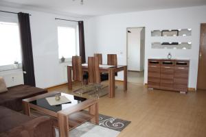 ein Wohnzimmer mit einem Tisch und Stühlen in der Unterkunft Ferienwohnungen Manne Peters in Müden in Faßberg