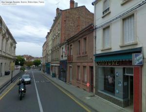 Nabolaget omkring lejlighedshotellet eller i nærheden