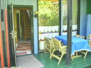 Rõdu või terrass majutusasutuses Ferienanlage Amwalde - Retro Ferienwohnung C5