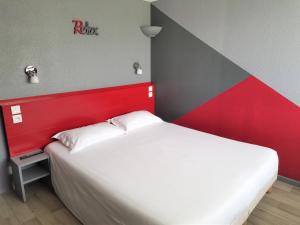 En eller flere senge i et værelse på Initial by balladins Dieppe