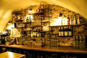 un bar con muchas botellas de alcohol en una pared de ladrillo en Auberge de la Loue, en Vodable