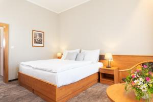 מיטה או מיטות בחדר ב-Hotel Česká Koruna