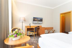 Letto o letti in una camera di Hotel Česká Koruna