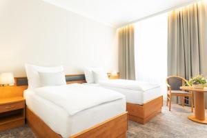 Postel nebo postele na pokoji v ubytování Hotel Česká Koruna + 26 fotografií