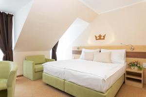 Letto o letti in una camera di Hotel Česká Koruna