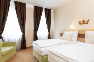 Letto o letti in una camera di Hotel Česká Koruna