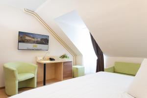 Letto o letti in una camera di Hotel Česká Koruna