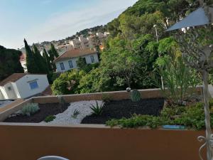 a garden with cacti and plants on a balcony at La Calypso in Cavalaire-sur-Mer