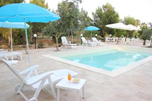 The swimming pool at or close to Trullo Le Macchie