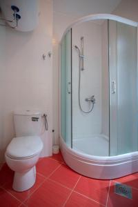 Ванна кімната в Mandir apartments - Center