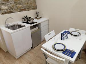 A kitchen or kitchenette at M & M