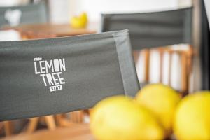 a black chair with lemme tree sign on it at Lemon Tree Stay in Faro