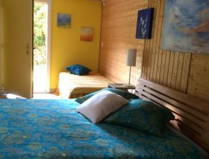 um quarto com uma cama grande e uma janela em Domaine Bellevie BnB em Vex