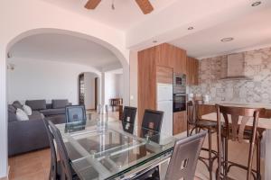 Η κουζίνα ή μικρή κουζίνα στο Nerja Capistrano Villa