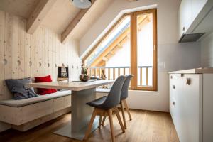 una pequeña cocina con escritorio y silla en Apartment Špica - Private parking, en Kranjska Gora