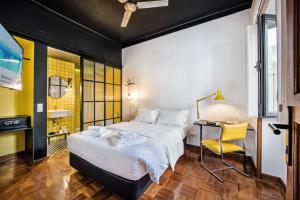 a bedroom with a bed and a desk and a chair at Lemon Tree Stay in Faro