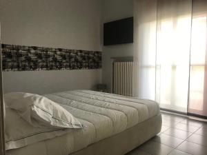 una camera con un letto e una grande finestra di Attico mare Rimini a Rimini