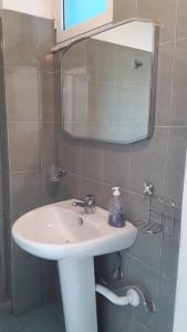 Bilik mandi di Hotel Odhisea Qeparo