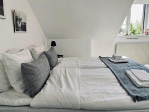 Rúm í herbergi á Eksgården