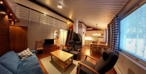 ein Wohnzimmer mit einem blauen Sofa und einem Tisch in der Unterkunft Polar Star Apartments in Levi