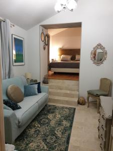 Saint-Gervais的住宿－le clos soleilhan，客厅配有沙发和1张床
