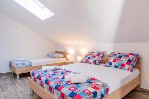 Llit o llits en una habitació de Apartments Žilić