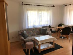 sala de estar con sofá y mesa en Ferienwohnung Rotensol, en Bad Herrenalb