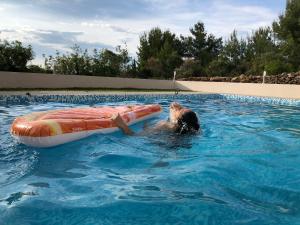 Bazén v ubytovaní Holiday Home Antonija alebo v jeho blízkosti