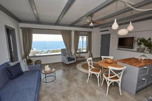 un soggiorno con divano blu e tavolo di Villa Indaco a Koundouros