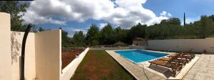 Bazén v ubytovaní Holiday Home Antonija alebo v jeho blízkosti