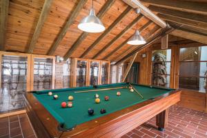 Una habitación con una mesa de billar con pelotas. en Casa Adega Do Mosteiro - Turismo Rural, en Caldas da Rainha