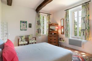 Postel nebo postele na pokoji v ubytování Domaine du Clos d'Alari-chambres d'hôtes au milieu des vignes + 78 fotografií
