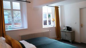 Ein Bett oder Betten in einem Zimmer der Unterkunft Manoir -1654- historisch schlafen in Monschaus Altstadt