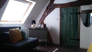 ein Wohnzimmer mit einer grünen Tür und einem Stuhl in der Unterkunft Manoir -1654- historisch schlafen in Monschaus Altstadt in Monschau