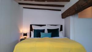 Ein Bett oder Betten in einem Zimmer der Unterkunft Manoir -1654- historisch schlafen in Monschaus Altstadt