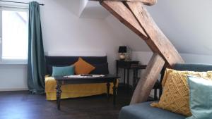 Ein Sitzbereich in der Unterkunft Manoir -1654- historisch schlafen in Monschaus Altstadt