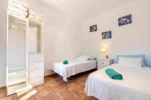 Postel nebo postele na pokoji v ubytování Finca can Jaumi By homevillas360 + 24 fotografií