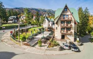 une maison avec des voitures garées en face d'une rue dans l'établissement Hotel Marami, à Sinaia