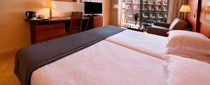 Postel nebo postele na pokoji v ubytování Protur Roquetas Hotel & Spa
