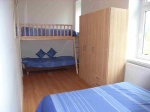 1 Schlafzimmer mit 2 Etagenbetten und einem blauen Bett in der Unterkunft Lydia in Vysoké Tatry