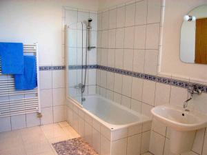 ein Badezimmer mit Dusche, Badewanne und Waschbecken in der Unterkunft Lydia in Vysoké Tatry
